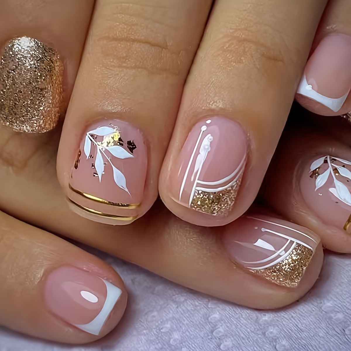 24pcs Golden Glitter Short Press-on Nails With Tips