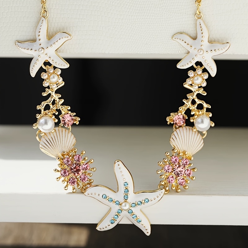 E-shop Eine trendige Damen-Choker-Halskette im bohemischen Urlaubsstil mit Seestern, Muscheln und Korallenperlen, für den , Strandurlaube und festliche