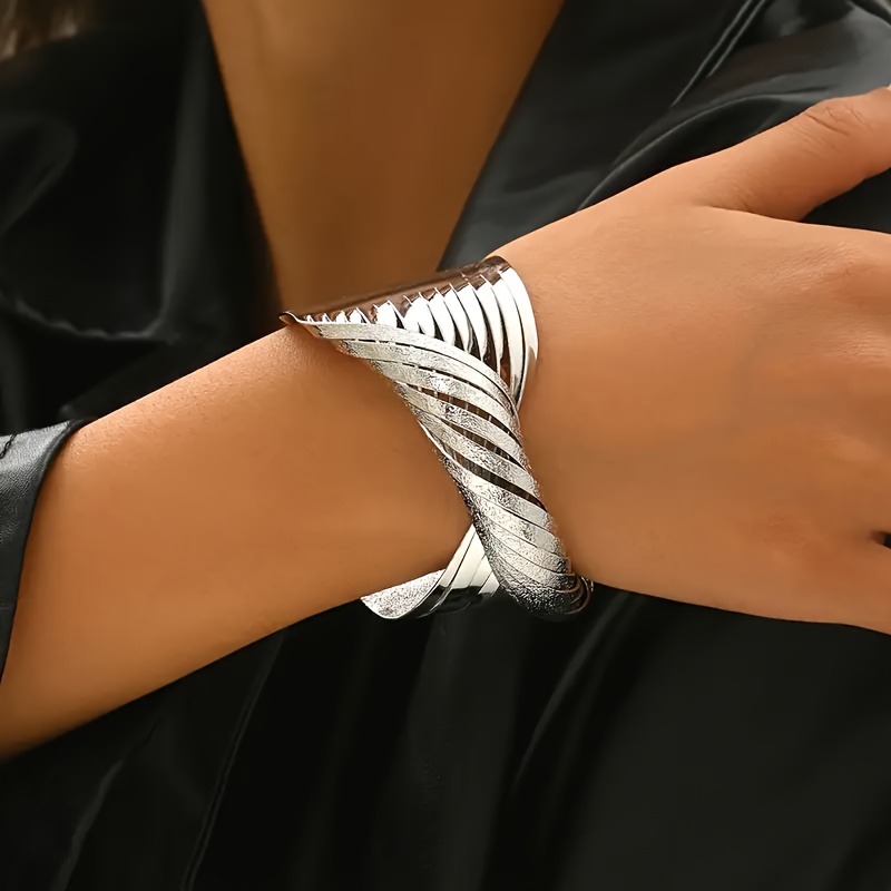 Image of 1pc Western Style Women's Golden Twisted Rope Bangle, Hip-hop Style, Suitable For Casual Daily Wear, Parties And Music Festival Gifting