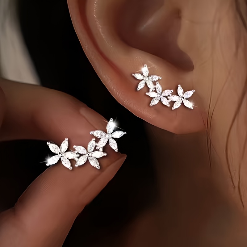 E-shop Ein Paar minimalistische Steckerohrringe mit dreifacher Blütenreihe, süß zart, geeignet für den täglichen -Look von Damen oder als