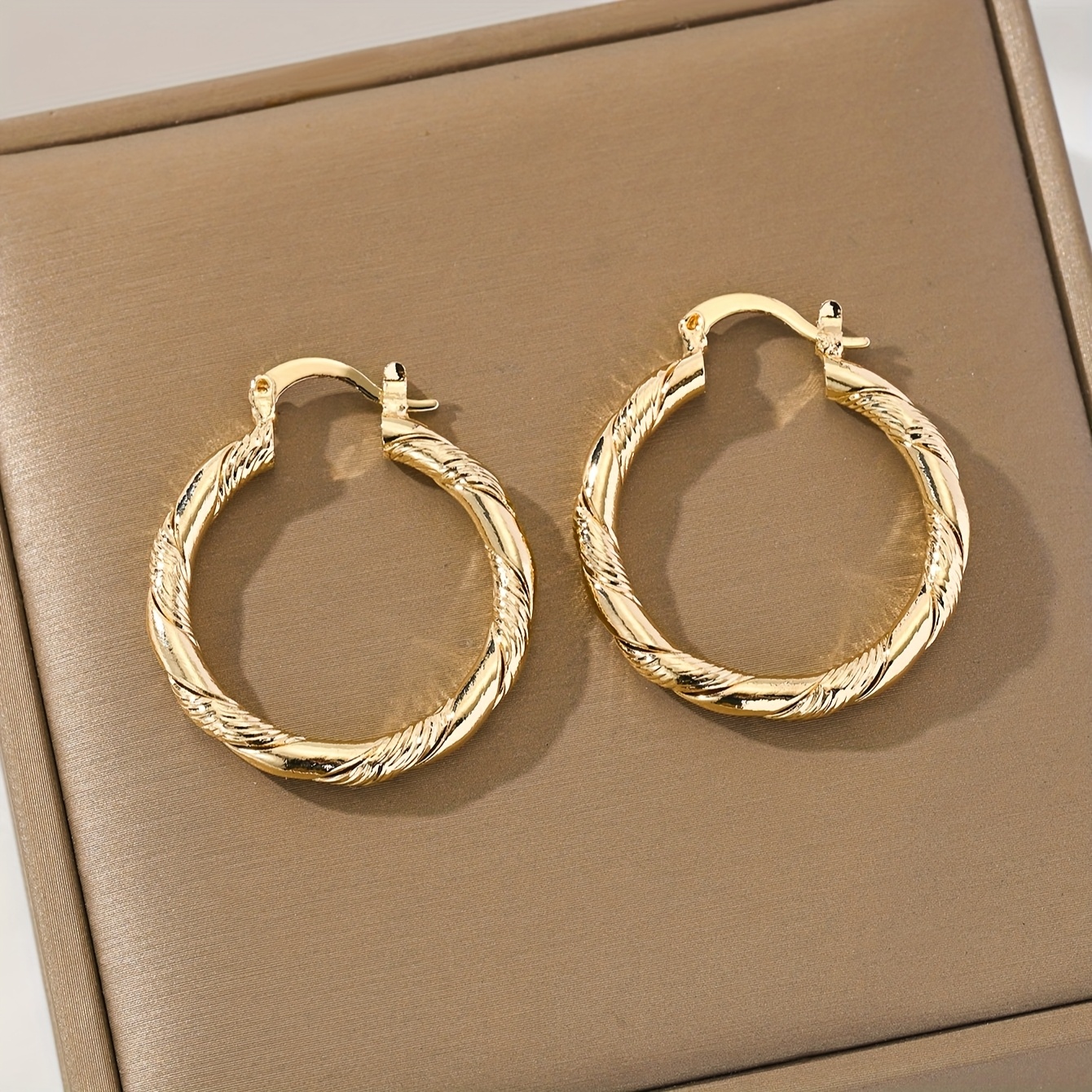 TEMU Une paire de boucles d'oreilles torsadées, mignonnes et faciles à , plaquées or pour femmes, parfaites pour une élégance de tous