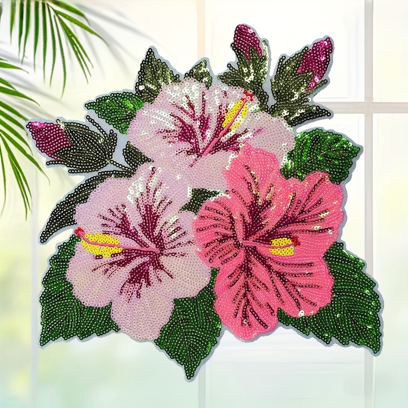 E-shop 1 Stück exquisites Hibiskus-Muster Pailletten-Stickerei-Patch. Die rosa Blüten mit grünen Blättern sind lebendig und leuchtend, mit Kleberücken