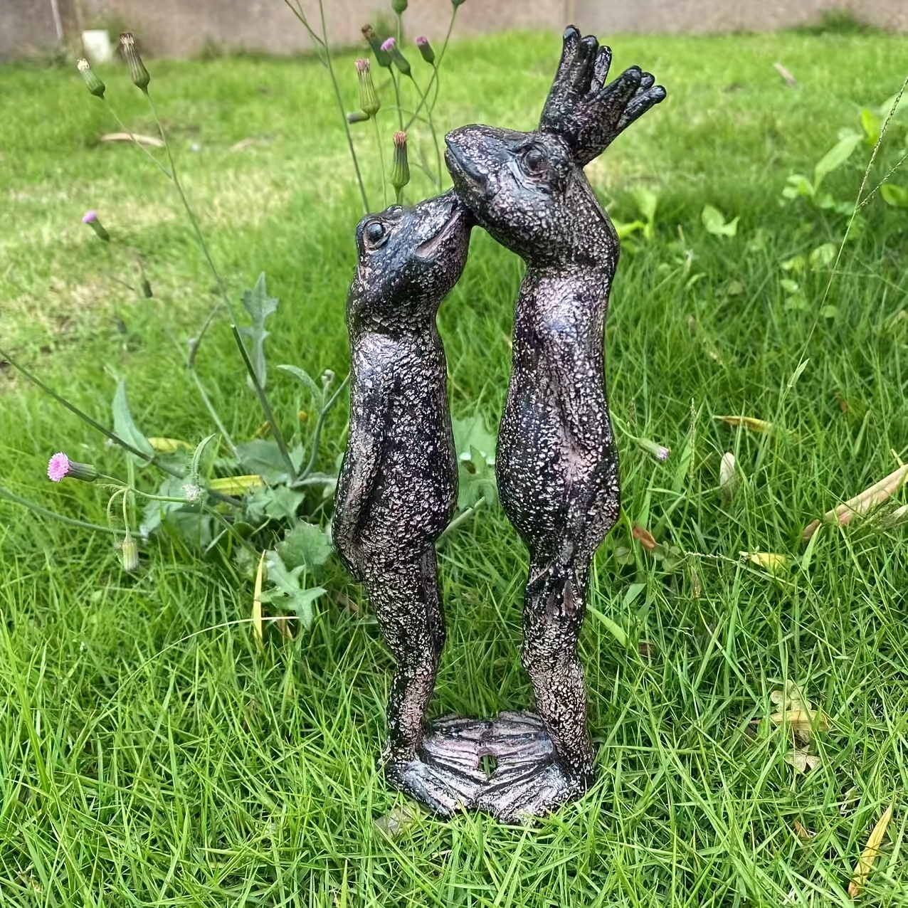 Image of Vintage-inspired Frog Couple Statue - Whimsical Resin Garden Decor For , & Outdoor Spaces, Weddings & Rustic Themes, Frog Garden Decor, Pond Decoration, Contemporary Sculpture, Textured Surface