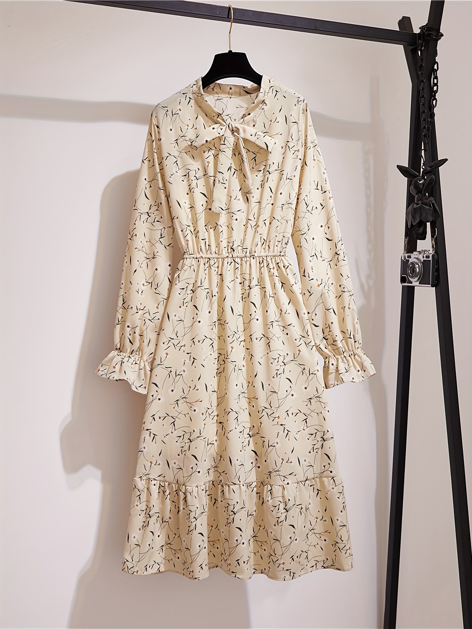 שמלת ניתן לנשים עם צווארון פפיון ושרוולים ארוכים - הדפס פרחוני, בים בז בשוליים קז'ואל וסמי-רשמי באביב/סתיו, שמלה חמודה, מלתחת סתיו, סגנון נשי, בד קל משקל, חובות אופנה