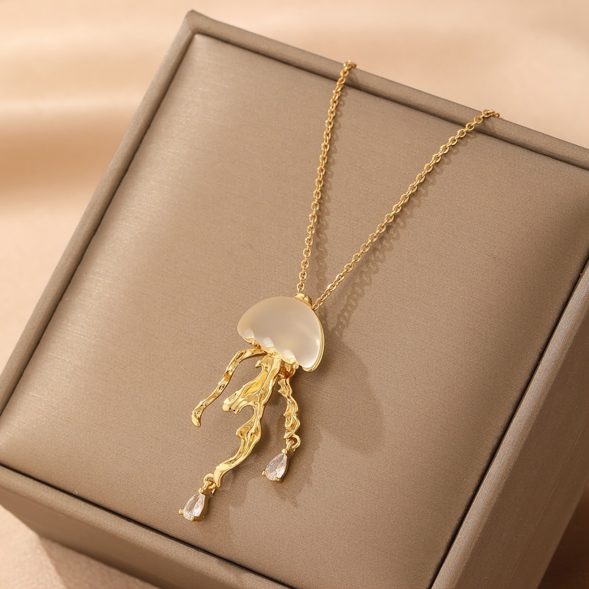 

A Golden Stainless Steel Gold-plated Jellyfish Design Necklace With A French Sweet And , Fashionable And Minimalist Trend, Retro And For Women , Daily Commuting, Holidays, Parties, And Parties To Wear