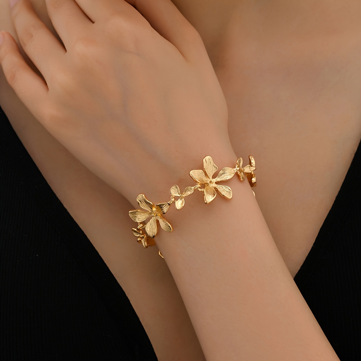 

Exquisite Golden Flower Design Bracelet Zinc Alloy Jewelry Elegant Bohemian Style For Women Dating Hand Chain