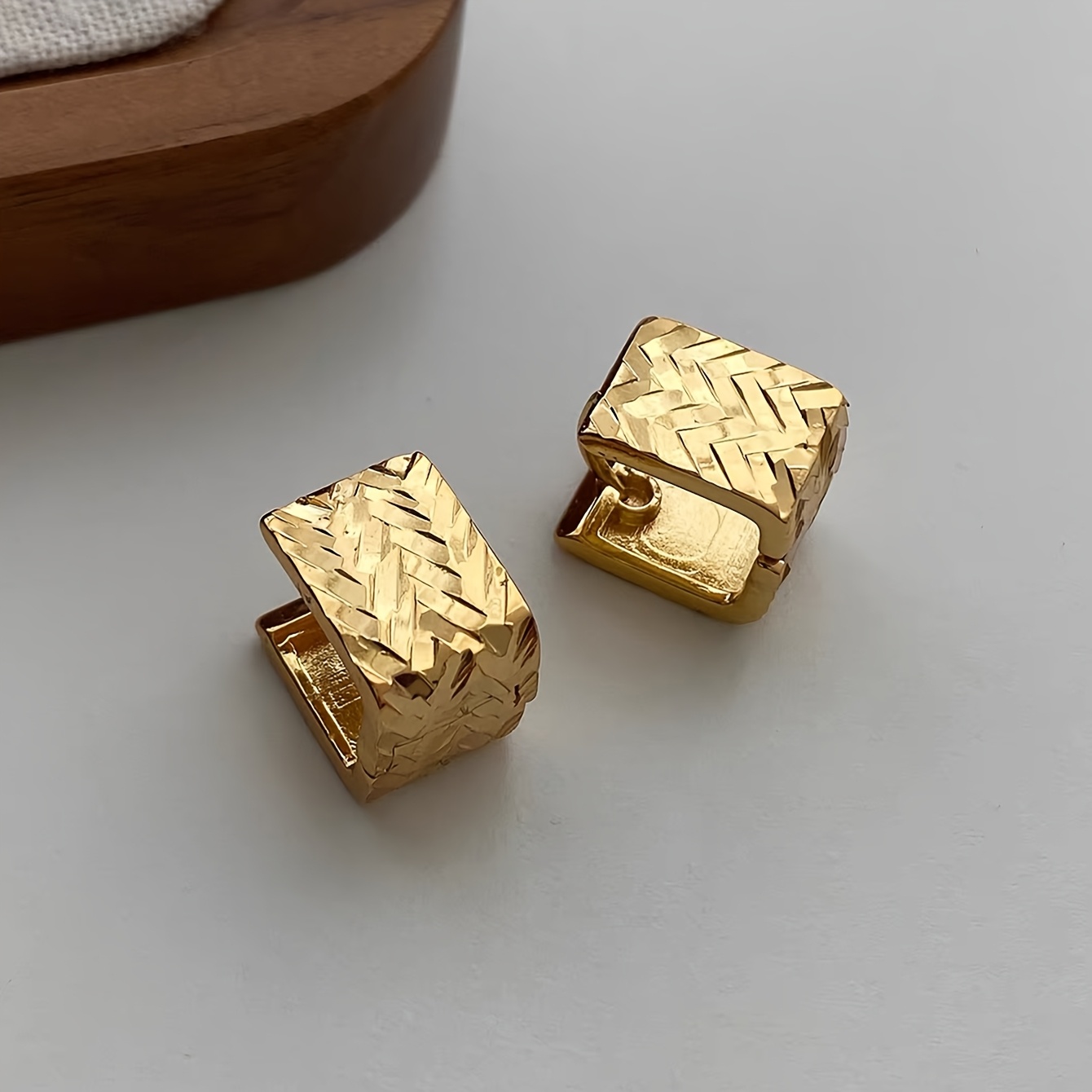 1 Pair Of Minimalist Light Geometric Texture Temperament Elegant Everyday Versatile Casual Women's Copper Ear Hoops