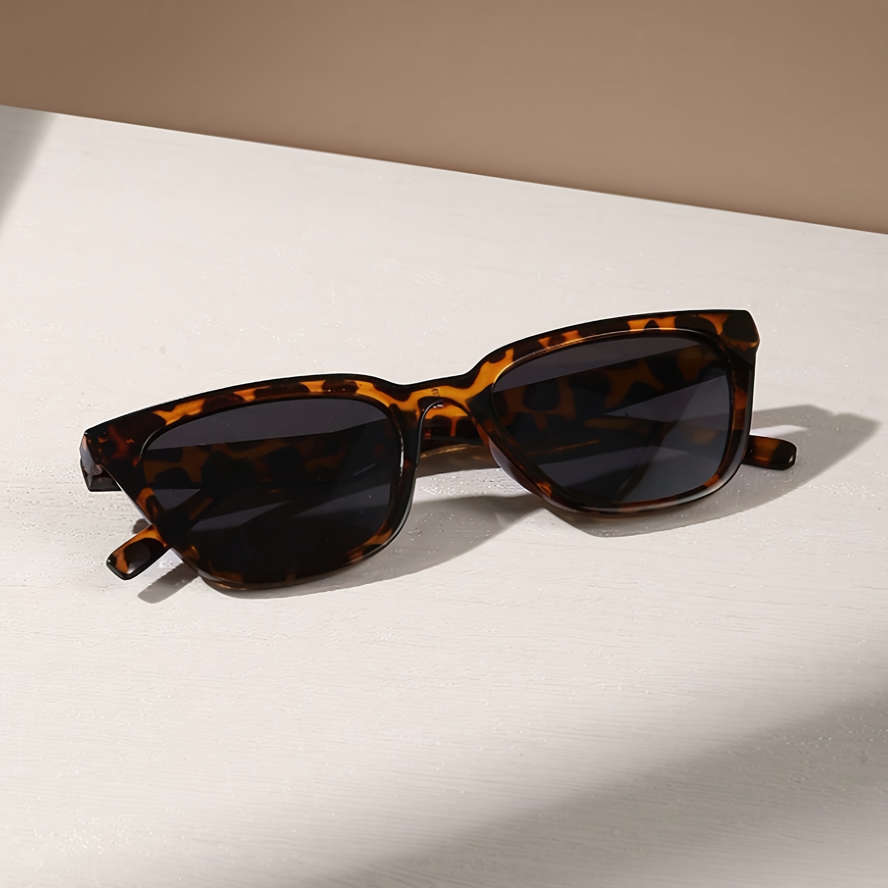 1pc European And American Trendy Cat-Eye Frame Glasses with a Chic Tortoiseshell Design, Retro Fashion Accessory/Lightweight And Durable Glasses Suitable for Everyday Photo Props, Holiday Gifts, Beach Parties, Vacations, And Driving