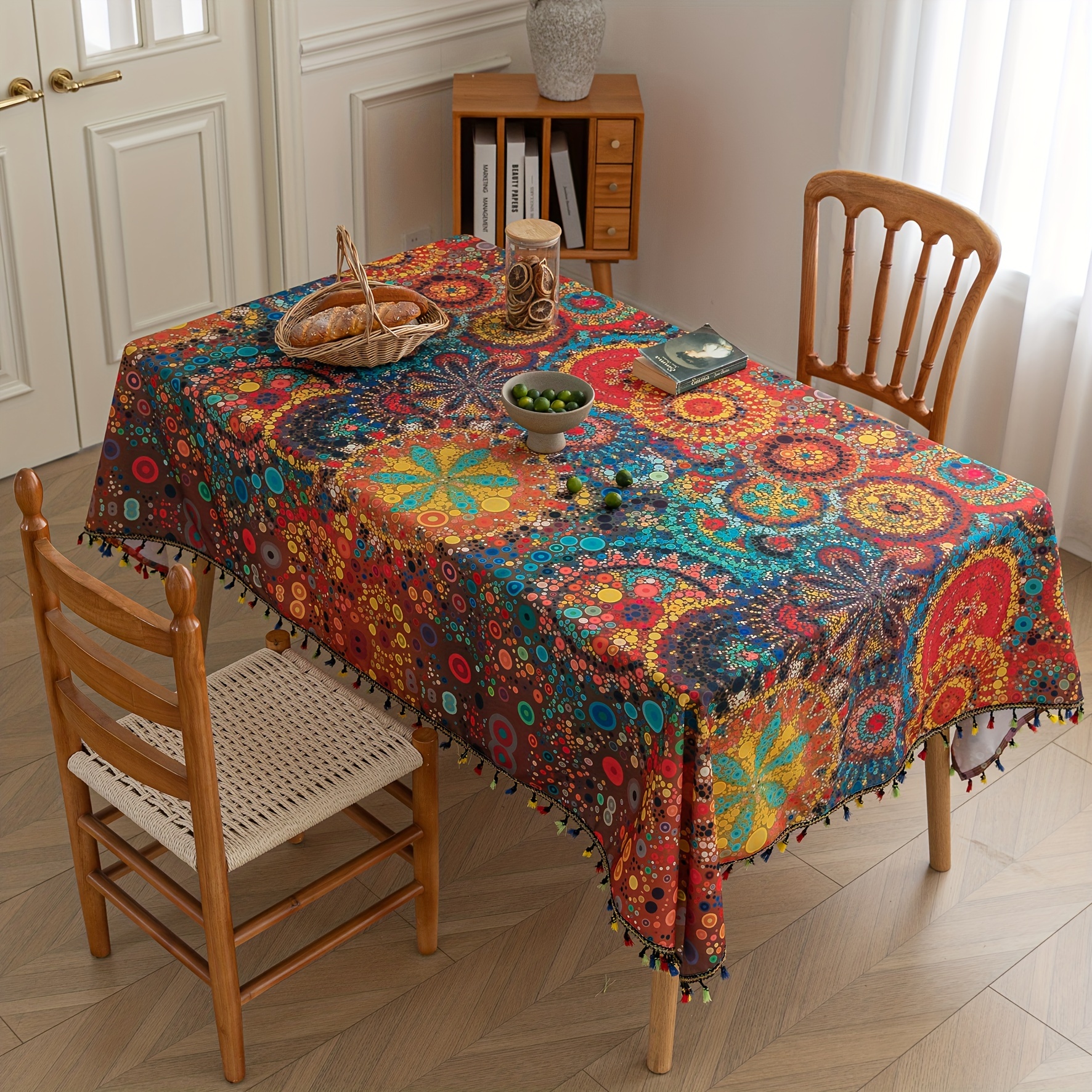 

Nappe en Lin Bohème à Rouges avec Pompons - Numérique Géométrique Éblouissante, Lavable, et Facile d'Entretien pour Réunions Festives, Repas Quotidiens et Fêtes en - Fabriquée à pour Unique