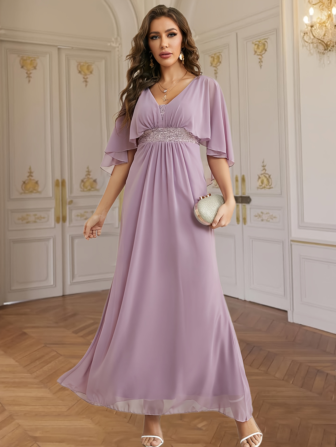 Elegante vestido largo de chiffón con cuello y detalles de lentejuelas  de ajustado, con de lentejuelas, ideal para fi