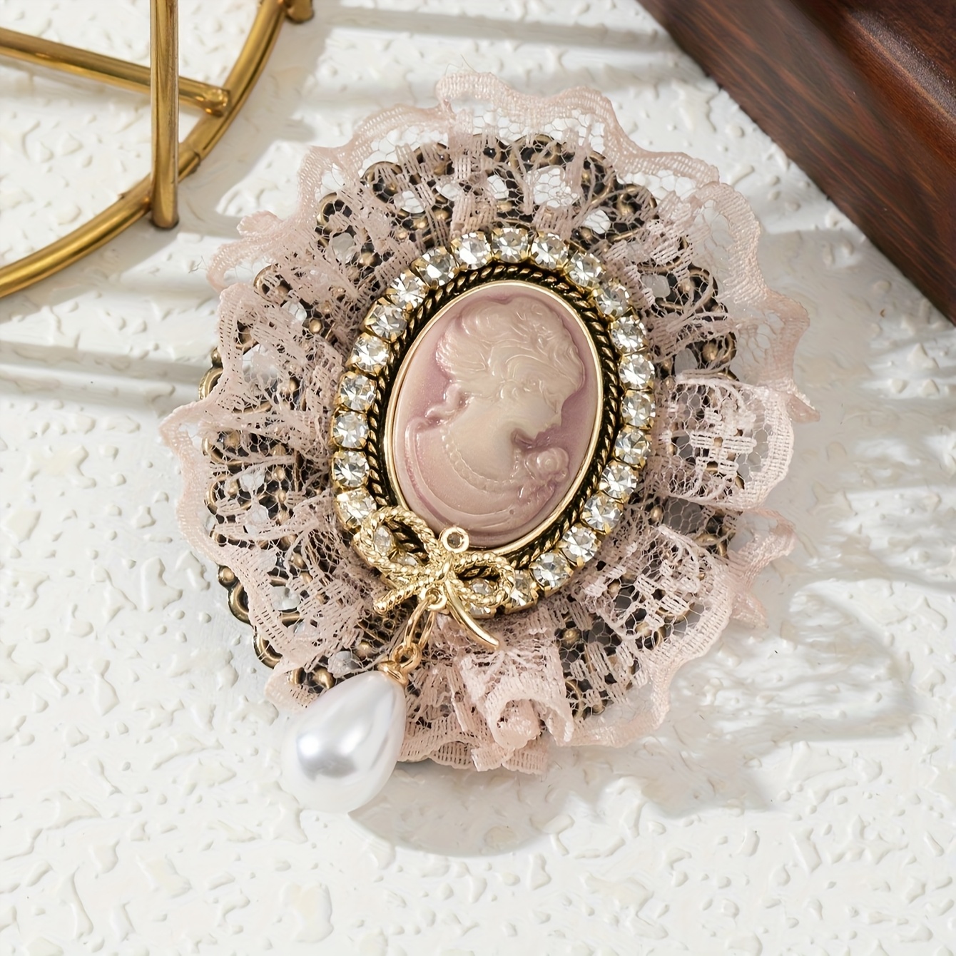 E-shop Eine elegante, wunderschöne Vintage-Brosche mit einem bezaubernden Frauenporträt, verziert mit dem Emblem der Palastakademie, funkelnden