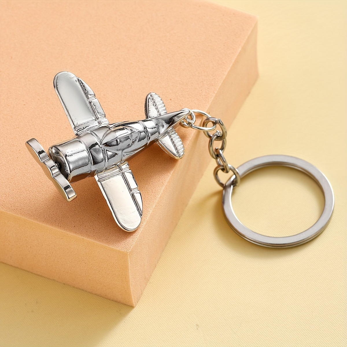 

1pc Creative Three-dimensional Airplane Keychain, Aviation College Travel Commemorative Gift