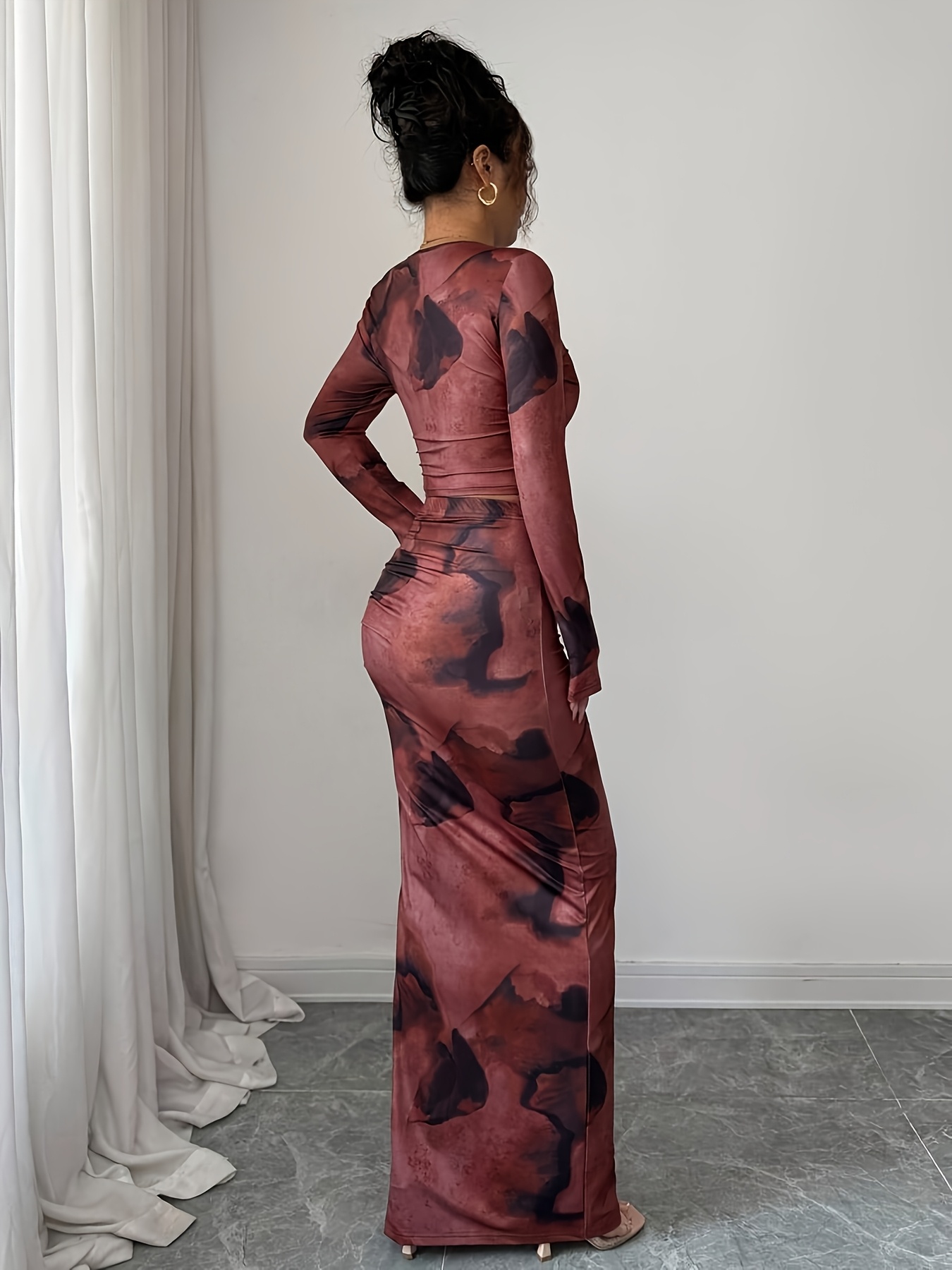 A Stylish Women'S Two-Piece Set Featuring an Elegant Round Neck Long-Sleeve T-Shirt with a Fitted Irregular Tie-Dye Pattern, Paired with a Form-Fitting Tie-Dye Long Skirt