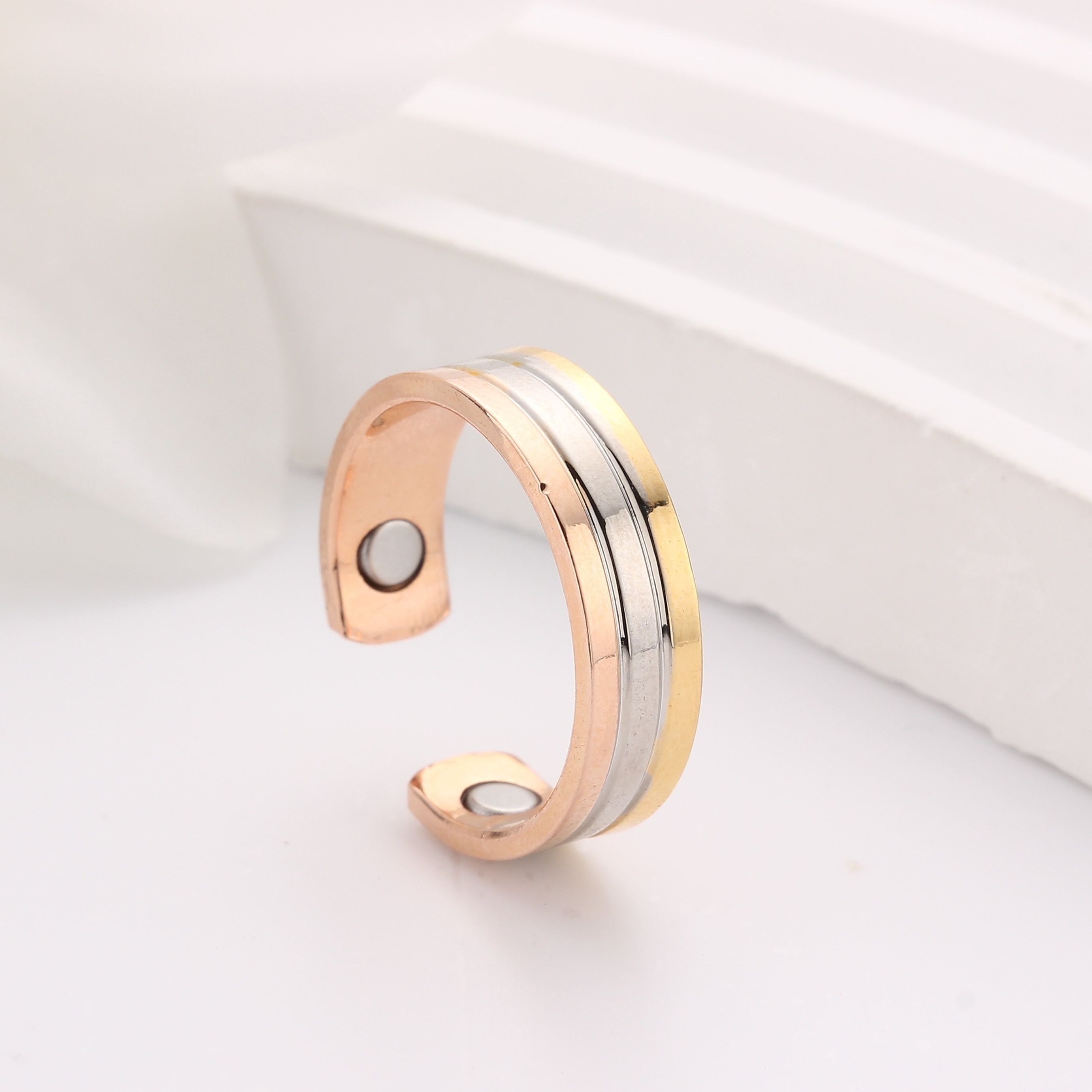 

1pc Bague magnétique ajustable en cuivre élégant pour femmes, style vacances, idéal pour les de fête et de cadeau, accessoire toutes