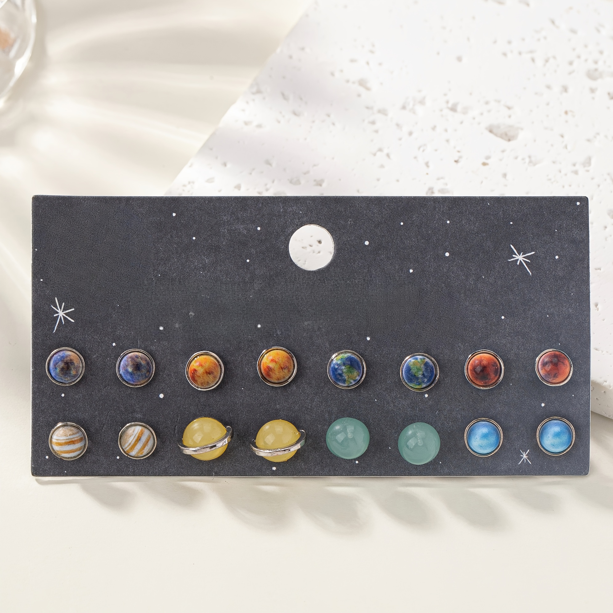 E-shop Acht Paar/Ein Dunkler Galaxie-Stil Unisex Böhmische Nahöstliche Trendige Welt-Tag-der-Erde-Planet-Paar-Steckerohrringe-Set mit Karte/Halskette