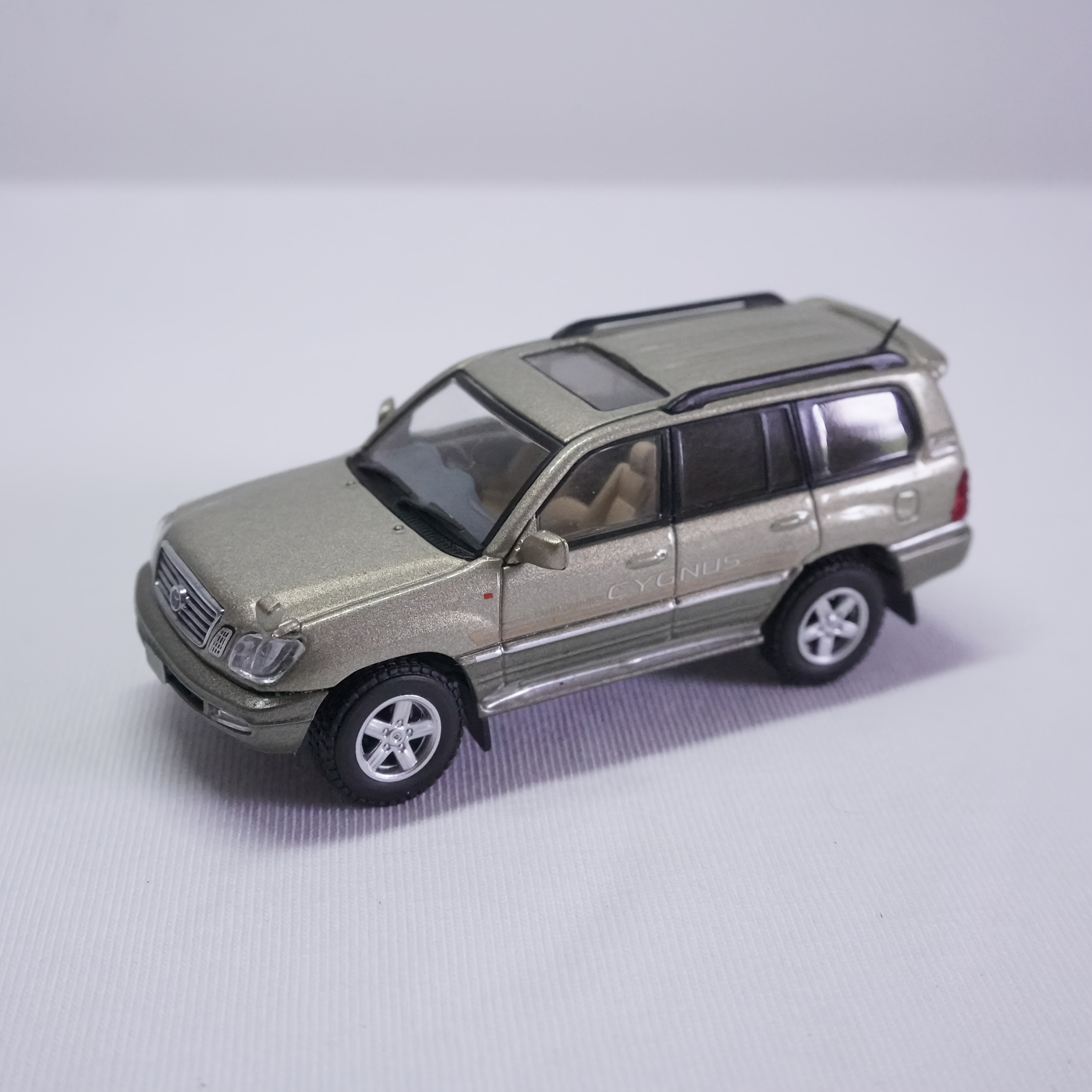 1:64 for TOYOTA Land Cruiser Cygnus Alloy Vehicle Model - Champagne Golden, Khaki Green, for Off-Road Vehicle Enthusiasts, Includes Display Case, Static Display, Detailed Reproduction, Suitable for Ages 14 and Up
