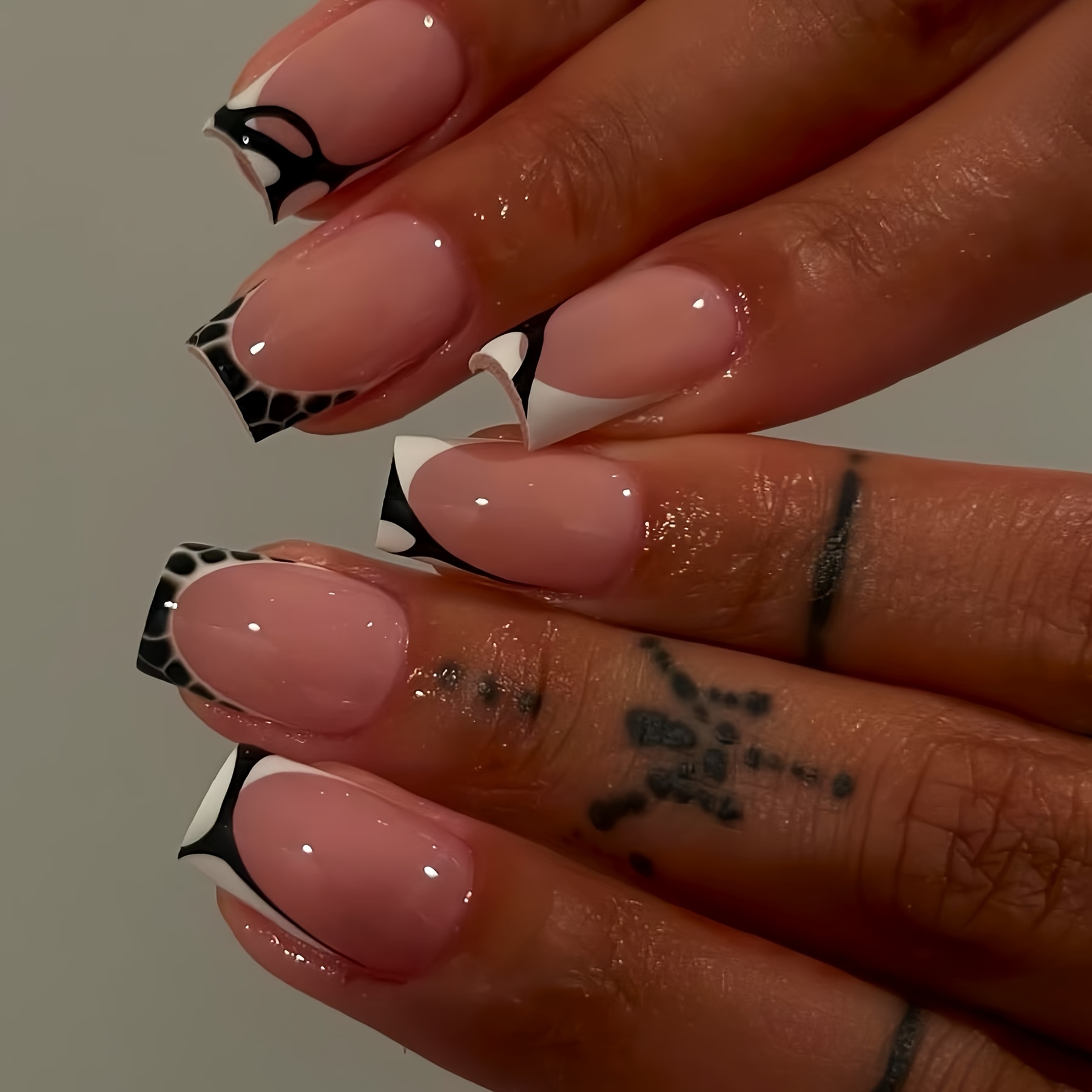 TEMU 24pcs Irregular Black Striped Short Square Fake Nails, Cute Press-on Nails Suitable For All Women' Wear