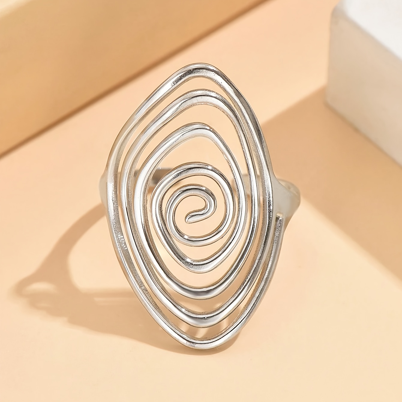 E-shop Ein hohler Spiral-Ring aus Edelstahl, einfach, elegant, personalisiert, luxuriöser Ring, Geschenk für Damen, vielseitiger Alltags-Schmuck,