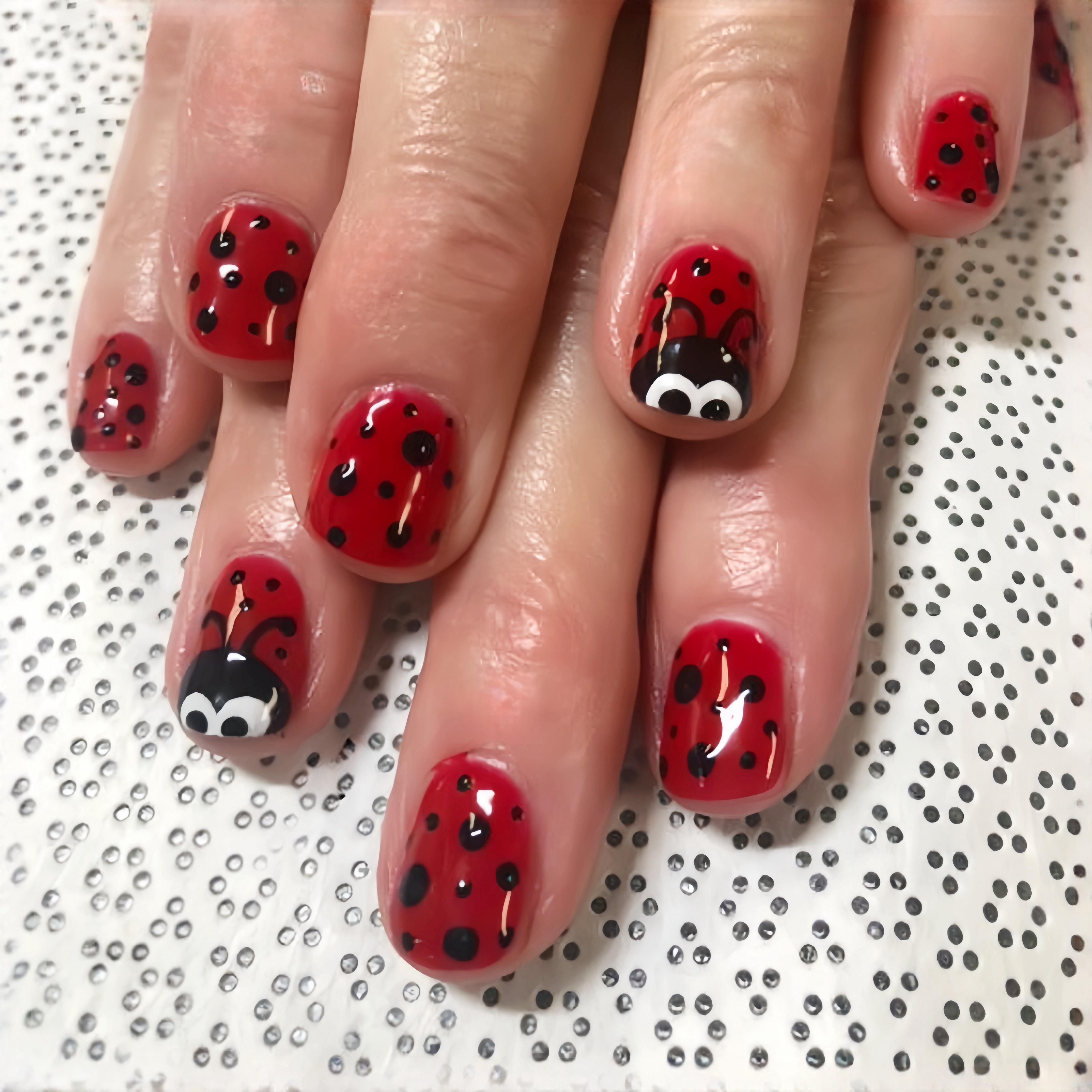 

24pcs Of Short Square-shaped Fake Nails With A Ladybug Design Suitable For Women.