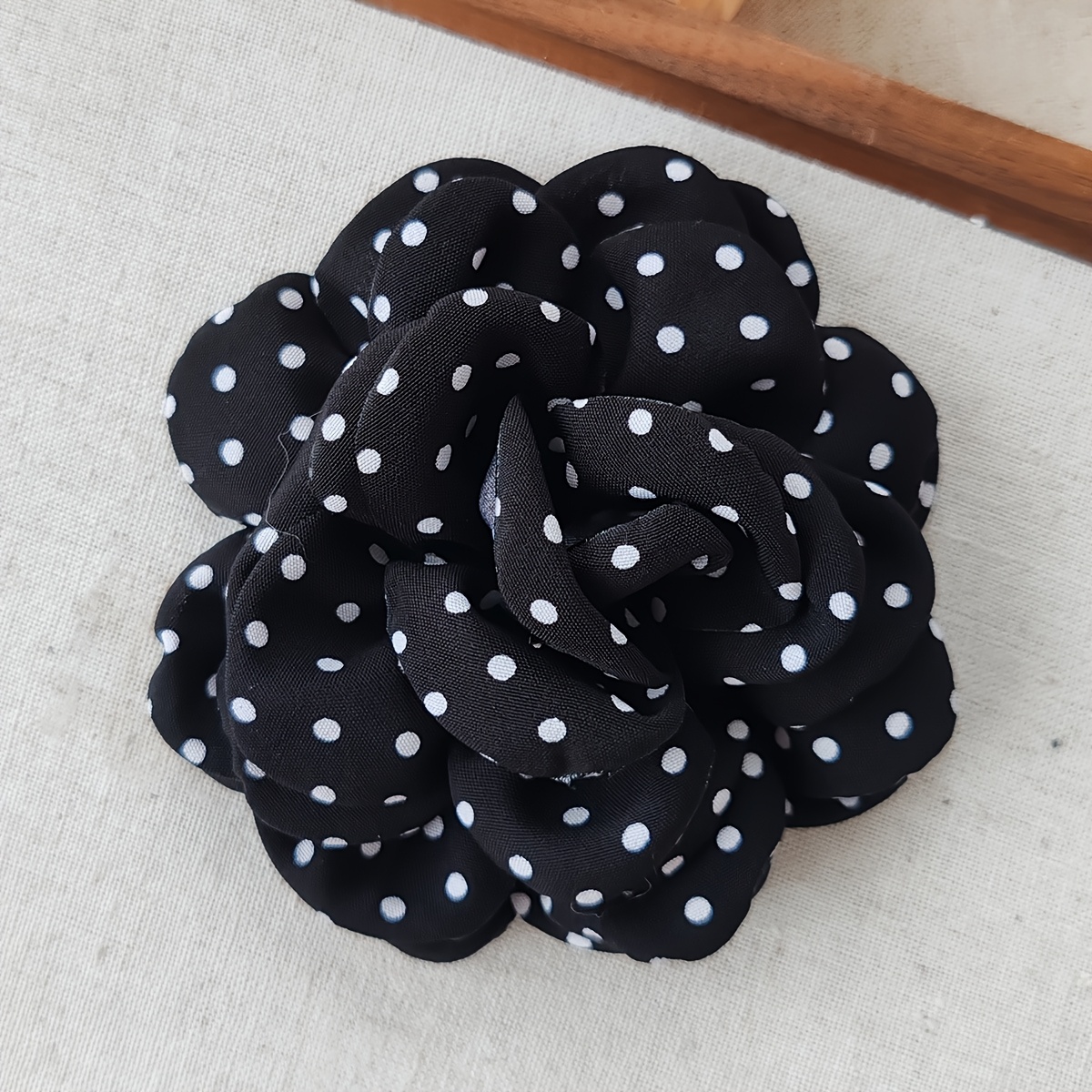 A Handmade Fabric Flower Brooch, Featuring Polka Dot Material, Is A Stylish Accessory Suitable For Occasions, Perfect For Decorating Hats, Clothing, And More