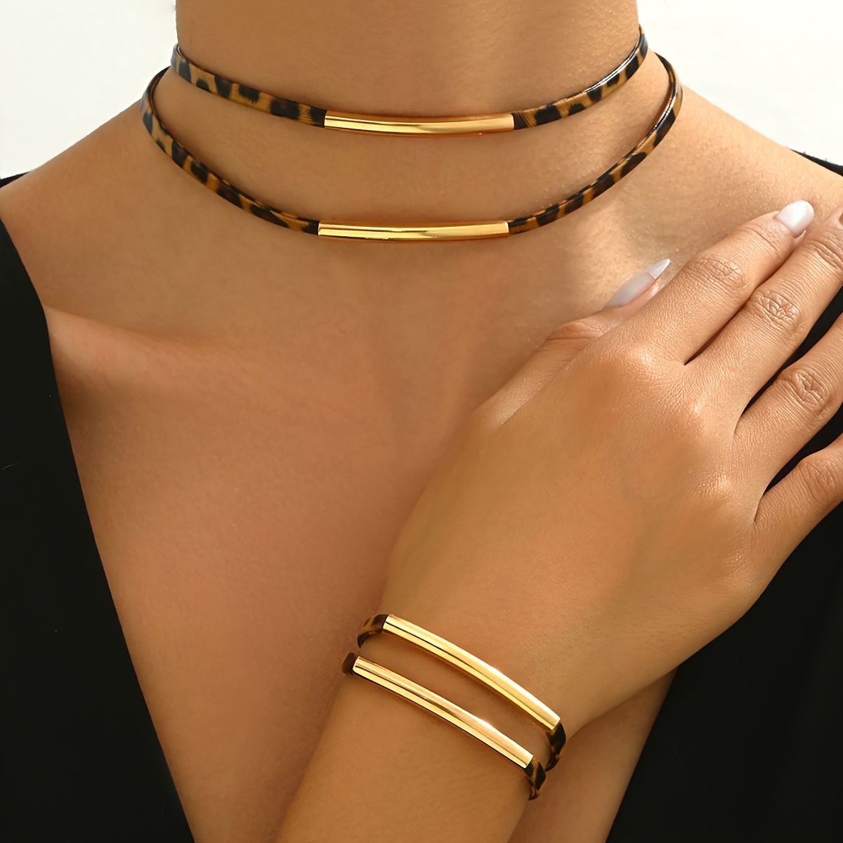 E-shop 2-teiliges neues Armband- Halsketten-Set für Damen, Herbst/Winter Vintage-Leopardenmuster PU-Leder gebogener doppellagiger Choker-Halsreif,