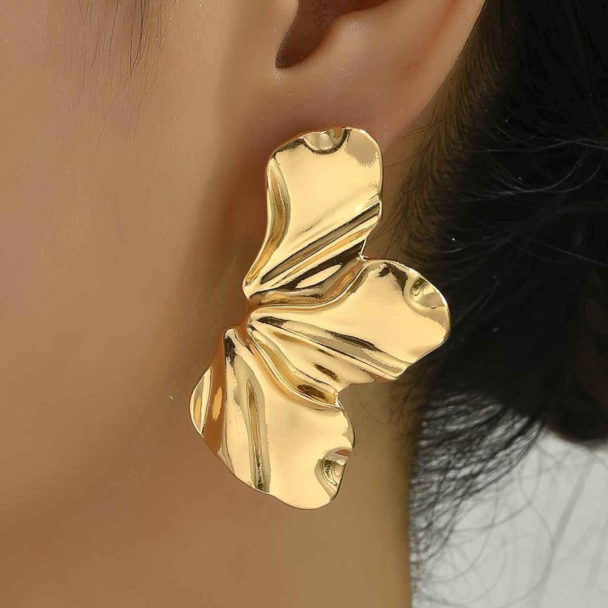 

Elegant Vintage-inspired Golden Floral Stud Earrings - Chic Irregular Design For Casual Attire, Alloy