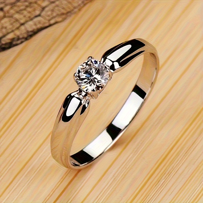 

1pc Bague d'engagement en cuivre élégant pour femmes, 4- Setting Round Zirconia synthétique, pierre de d'avril, pour les et , bijoux de proposition pour la Saint-Valentin (boîte à bijoux non incluse)