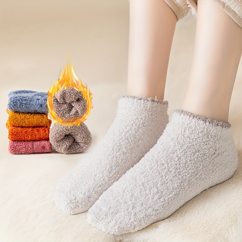 

4 paires de chaussettes douces et moelleuses pour le sol, chaussettes pantoufles décontractées en polaire corail floue pour l'automne et l'hiver, bas et bonneterie pour femmes