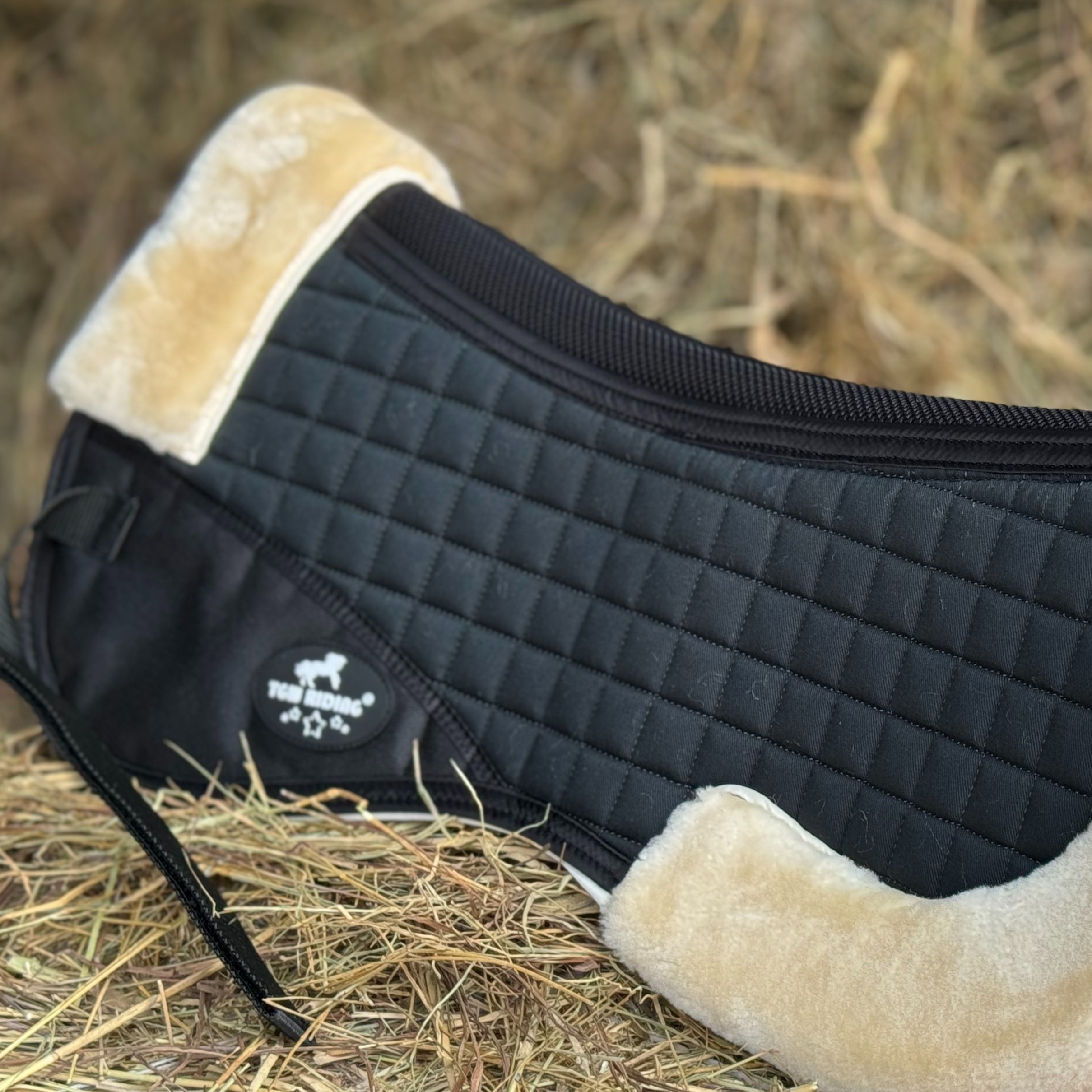 

Horse Saddle Pad With Faux Sheepskin Lining, Quality Equestrian Shock Absorbing Pad, Breathable Mesh Girth, Suitable For English And All-purpose Saddles