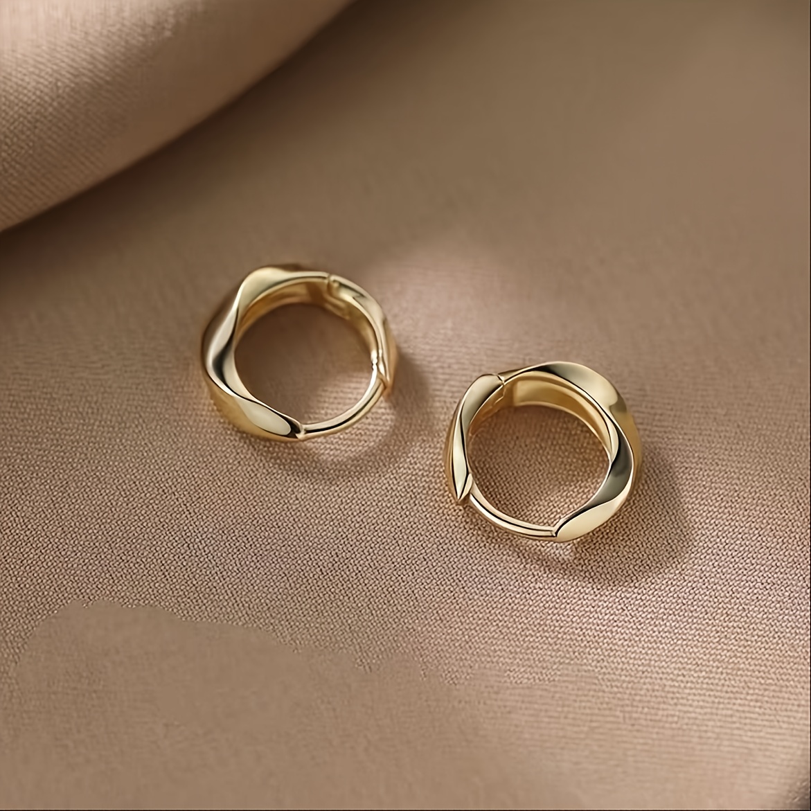 Image of 2pcs Exquisite Earrings, High-grade Copper Fashionable And Versatile Plain Circle Style, Multifunctional Jewelry, Suitable For Daily Life And Vacation, Elegant Gift, Cute Earrings, Fashion Additions