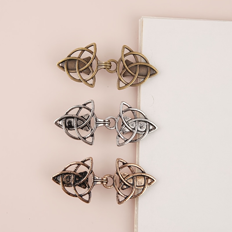 E-shop 3er-Set Vintage keltische Dreiecksknoten-Schal-Clips, 2026 Schal-Verschlüsse in Gold-/Silber-Bronze-Farbe, elegante Pullover-Kragen-Clips für
