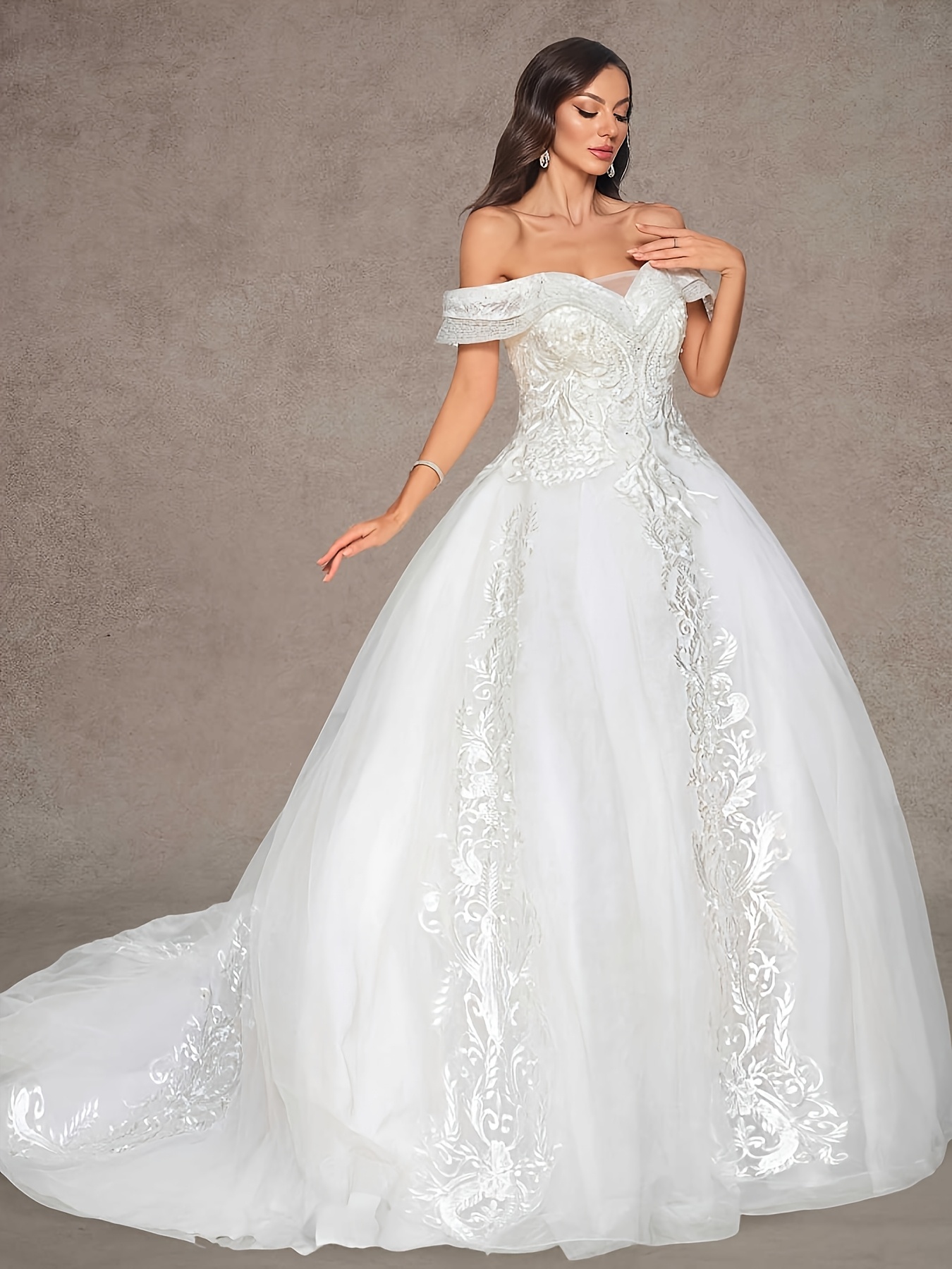 Robe de Mariée Luxueuse en Dentelle à Épaules Dénudées avec Traîne Volumineuse et Taille Perlée - Style Palais - Idéale pour Mariages, Bals, Galas - Robe de Soirée Formelle