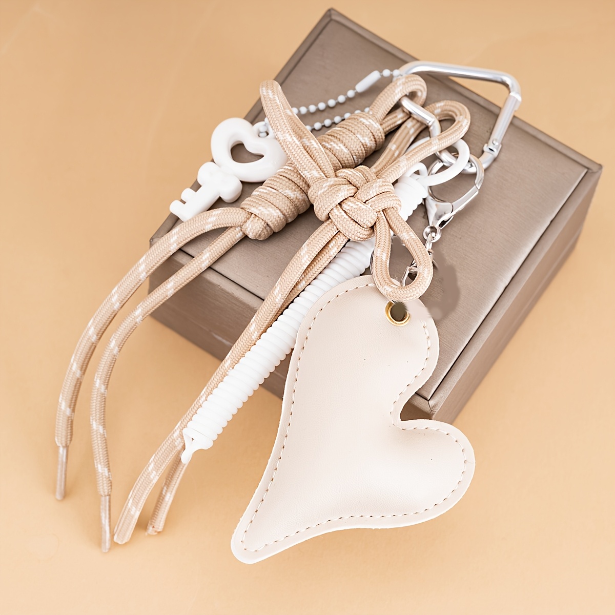 TEMU 2D-flach, 2D-flacher asymmetrischer Herz-Schlüsselanhänger aus PU-Leder für Damen, originaler Luxus-Handtaschen-Anhänger, luxuriöser -Anhänger,