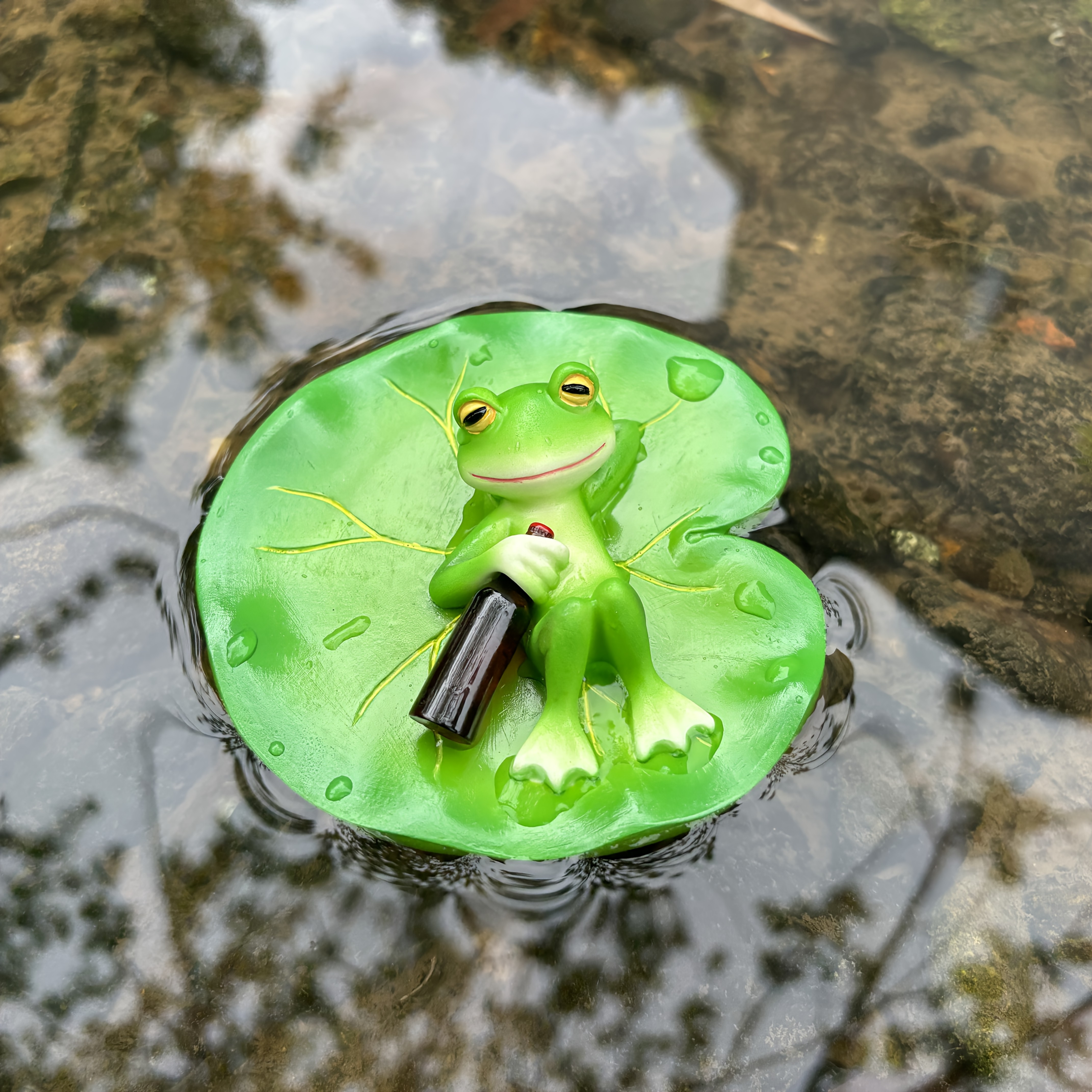 TEMU A Single Resin Figure Of A Frog Resting On A Lotus Leaf While Grasping A Beer Bottle, Ideal For Embellishing Gardens, Pools, , And Plant Pots.