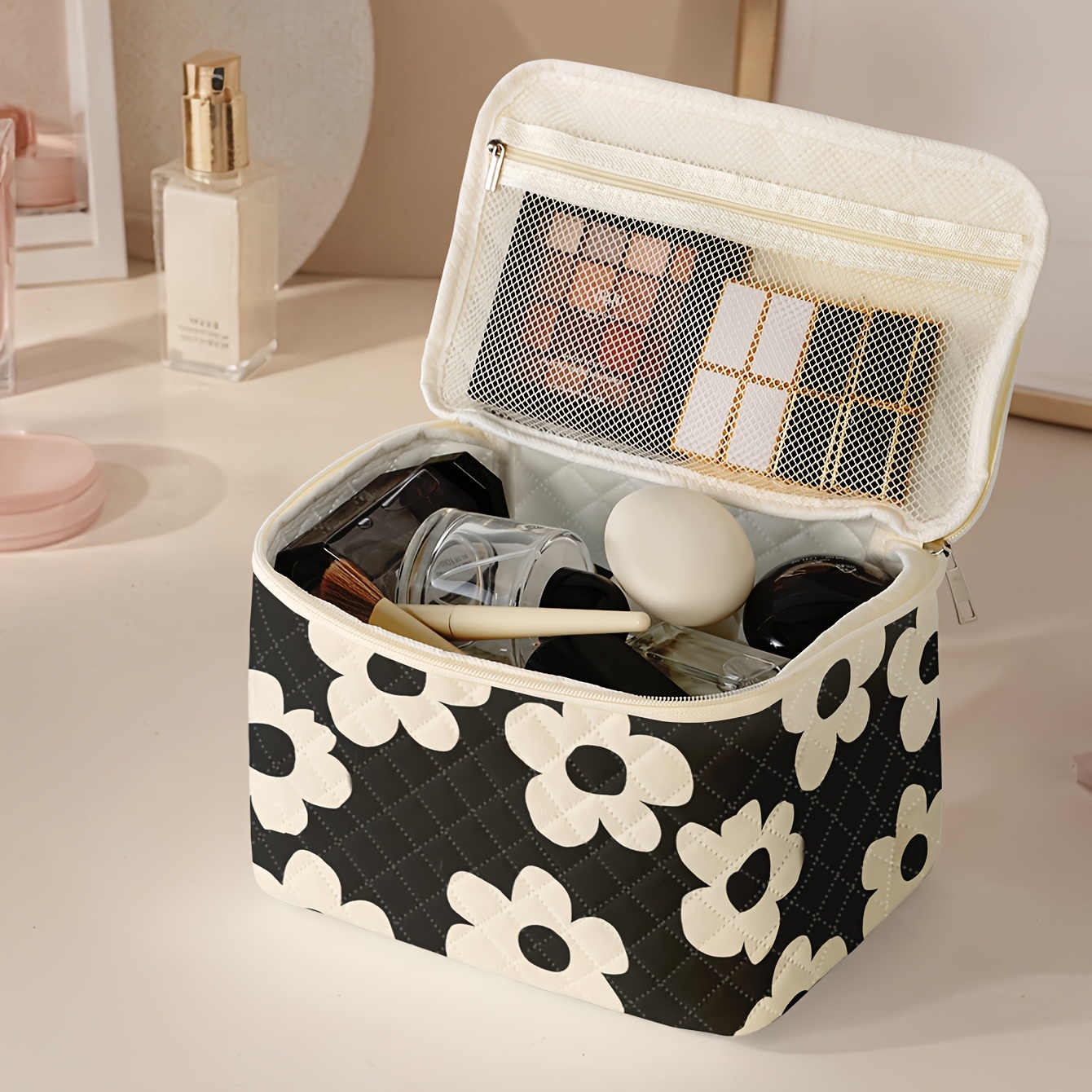 

Large Capacity Travel Cosmetic Organizer Bag With Daisy Print, Polyester Makeup Case With Zipper, Portable Toiletry Pouch For Brushes And Accessories, Cute And Fashionable Design - Mixed Color