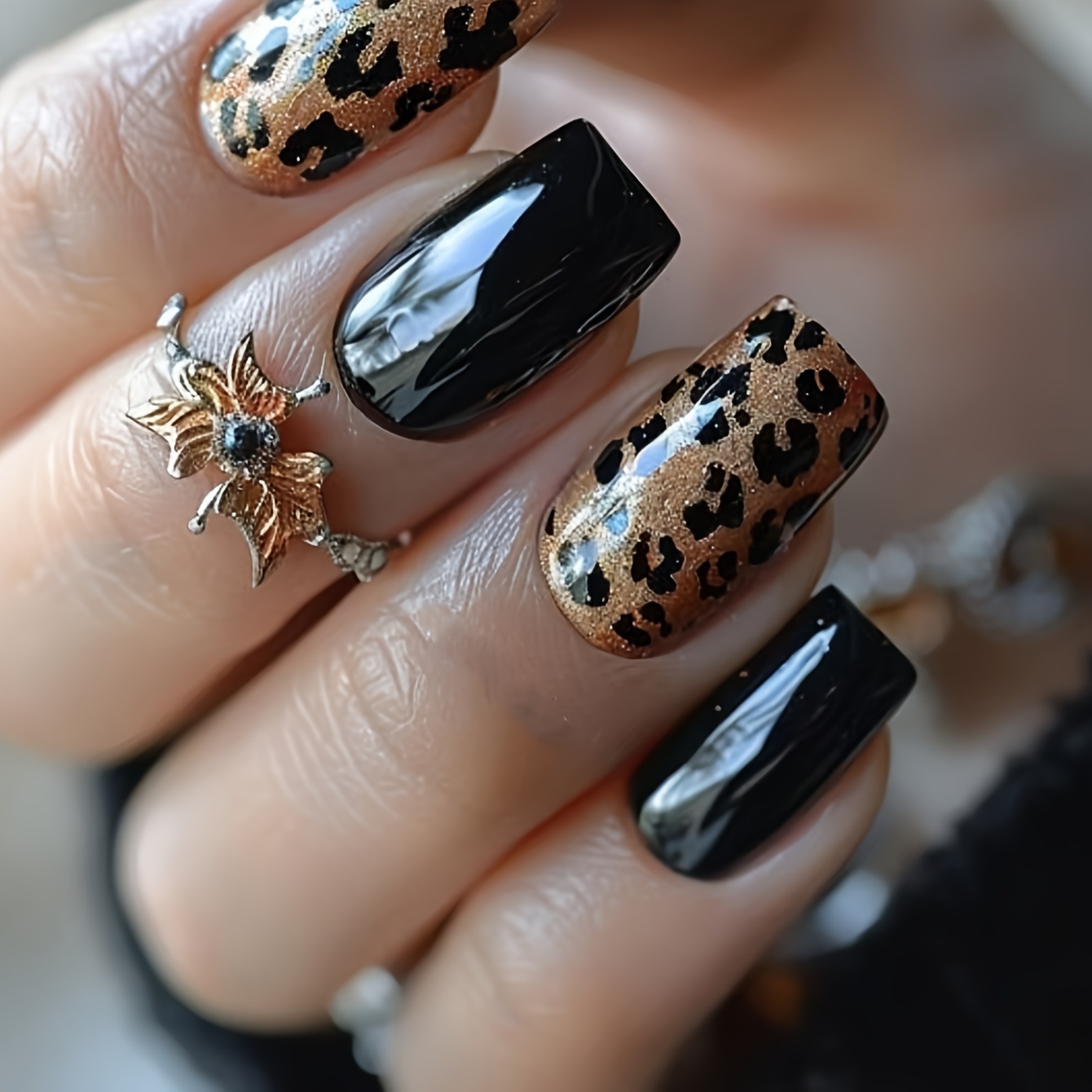 

24pcs Medium Square Press On Nails, Black Fake Nails With Golden Glitter Leopard , Shimmer False Nails For Women Girls