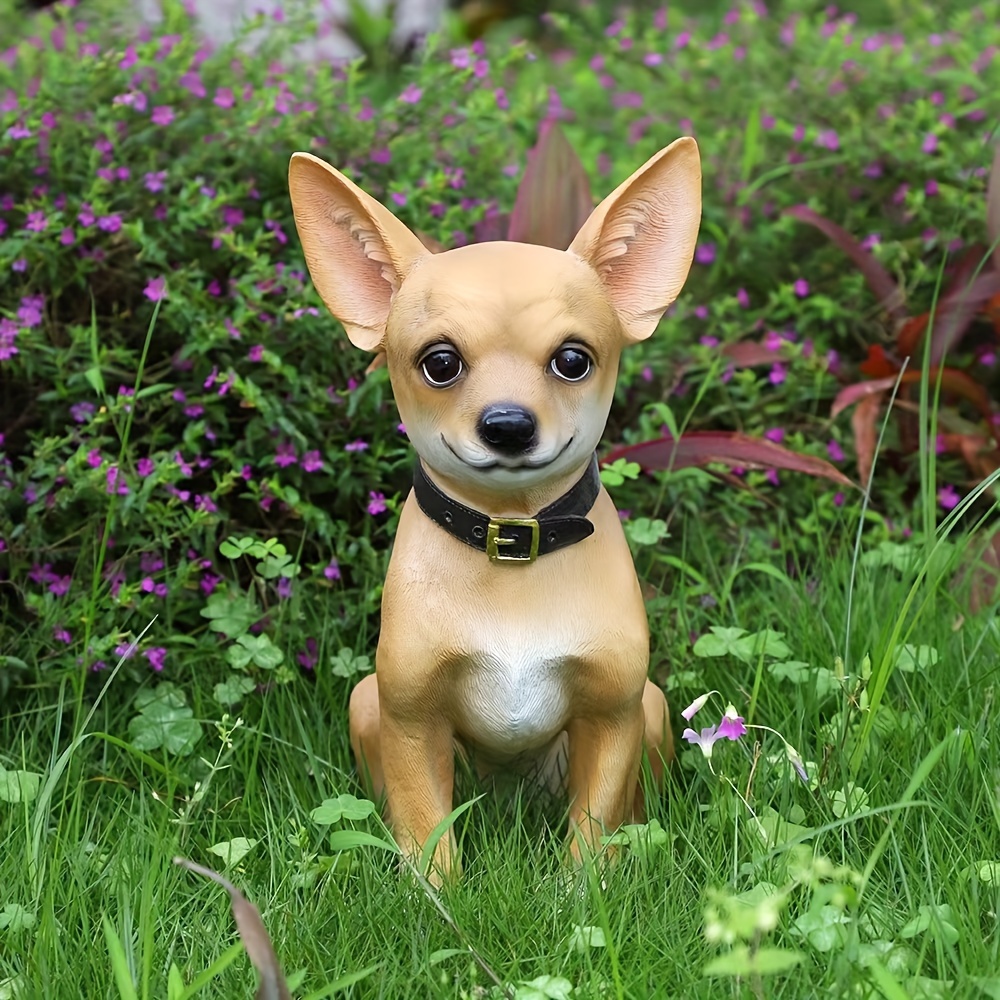 

Décoration de , une statue de jardin de chihuahua réaliste, une de chien en résine artisanale, une décoration de pelouse extérieure, un cadeau de décoration , pour la présentation du jardin.