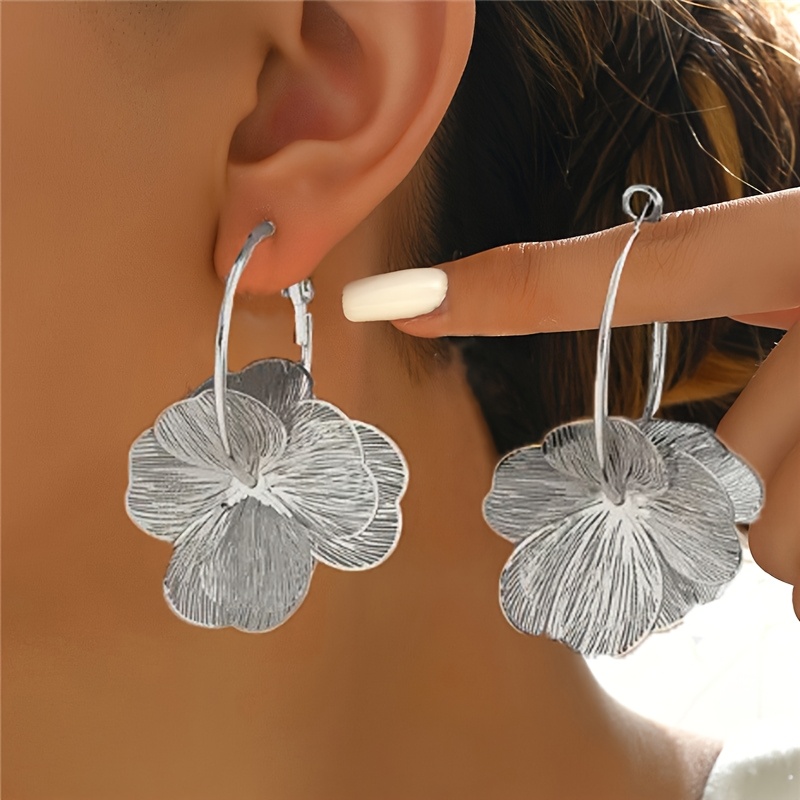 1 Pair Of Exquisite Hollow Flower Earrings - Elegant Drop Earrings For Women - Lightweight And Hypoallergenic - Perfect For Bridesmaids And Daily Wear