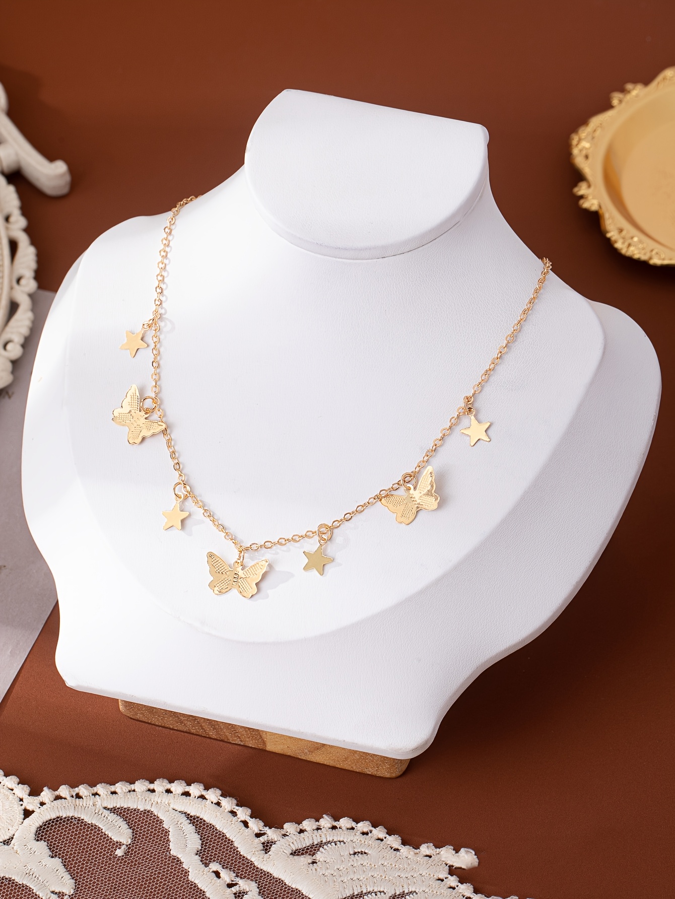 Collar elegante y minimalista con colgante de mariposa y estrella para mujer - Aleación de zinc de tono dorado, ideal para el uso diario y las fiestas, piedra de nacimiento de agosto, piedra sintética, dijes de mariposa