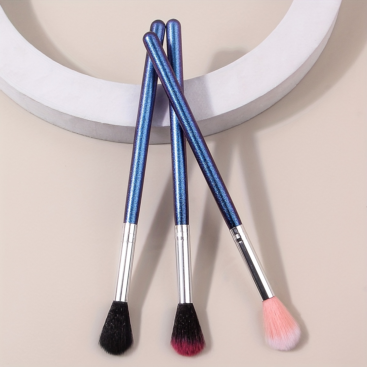 

3pcs Hot Sale 3pcs High-end Eyeshadow Brush Eye Makeup Set Brush Simple And Multifunctional Makeup Brush Highlighter Brush Nose Shadow Brush