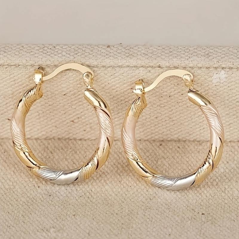 E-shop Elegante und klassische dreifarbige gedrehte Ohrringe, minimalistische Mode-Accessoires, geeignet für Frauen, für Hochzeiten, Partys und