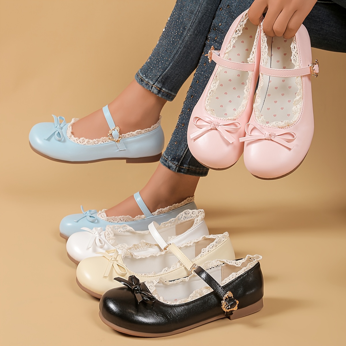 Sjarmerende og elegante *-sko med rund tå, blondekant og spenne, med *  komfortable og * * såler i et dopamin-fargesett for prinsesser., image size:1200x1200