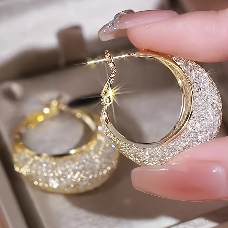 A Pair of Women's Lightweight Luxury Design Earrings, Exclusive and High-end, with Shiny Mesh and Strass, Ideal for Daily and Versatile Use