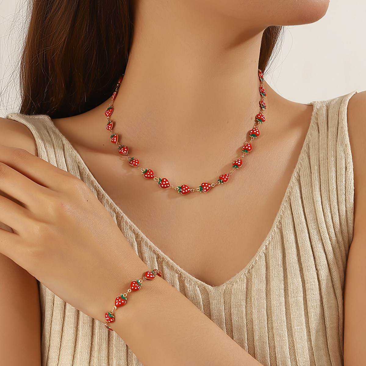 E-shop Damen-Schmuckset im modischen, frischen minimalistischen Stil mit tropfenglasierter roter Erdbeer-Frucht-Halskette Armband. Geeignet für den