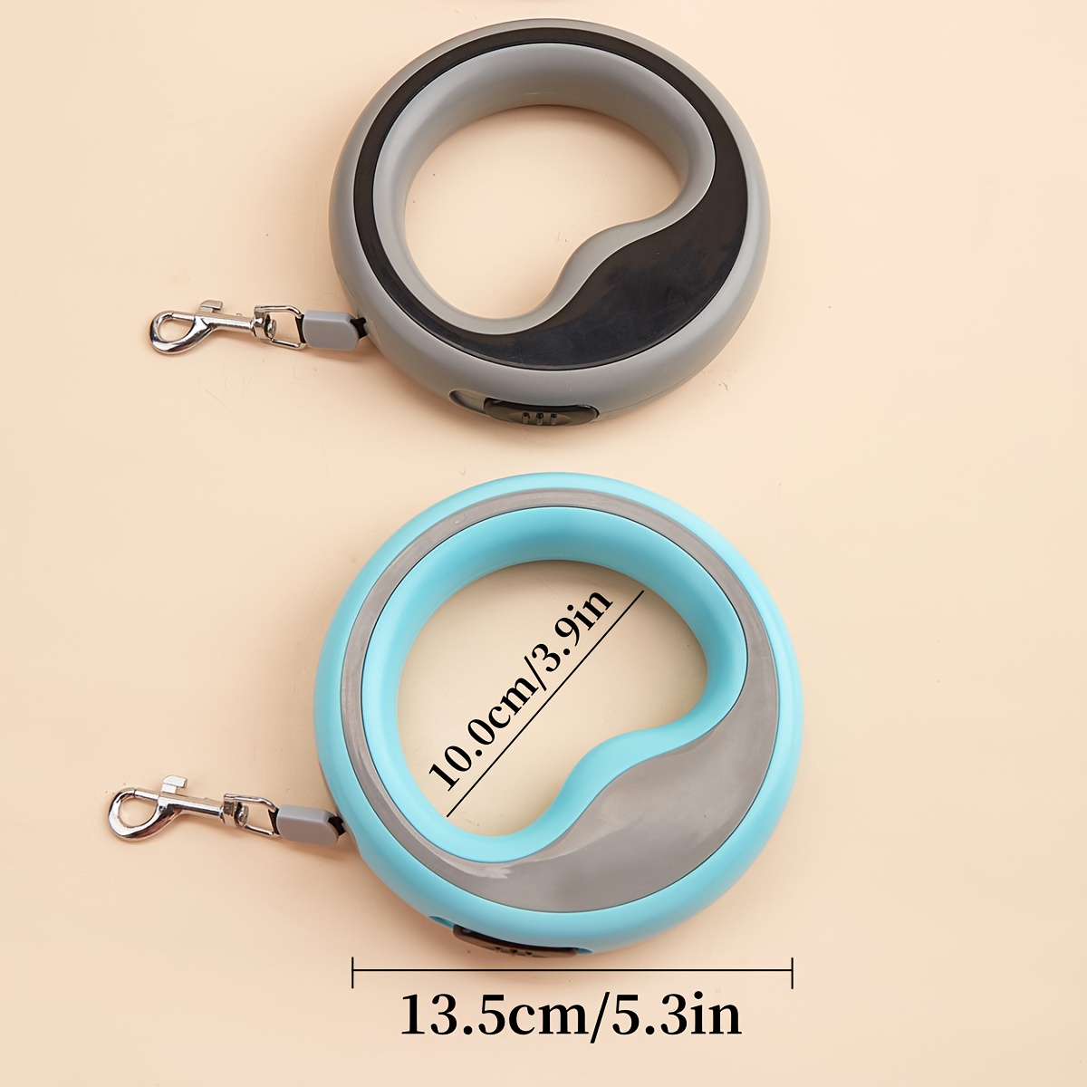 One 2.5-meter Retractable Leash with a Circular Ring, One-click Lock, and Free Adjustable Length. A Hand-loop Style Lead Suitable for Taking Small Dogs for Walks