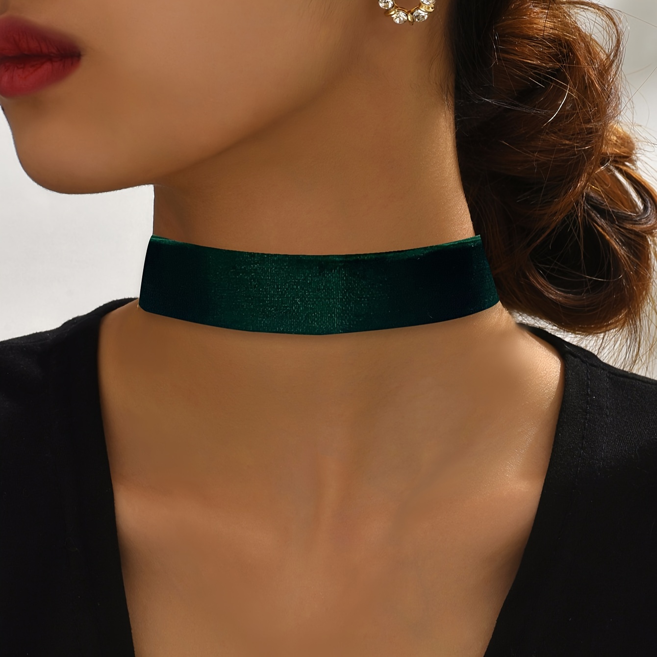 

1pc Green Velvet Choker Necklace For Women – Stylish Wide Strap Design, Casual Attire, Parties, And Gifts, Elegant Polyester Accessory For Casual Or Formal Occasions, Adjustable Choker Necklace