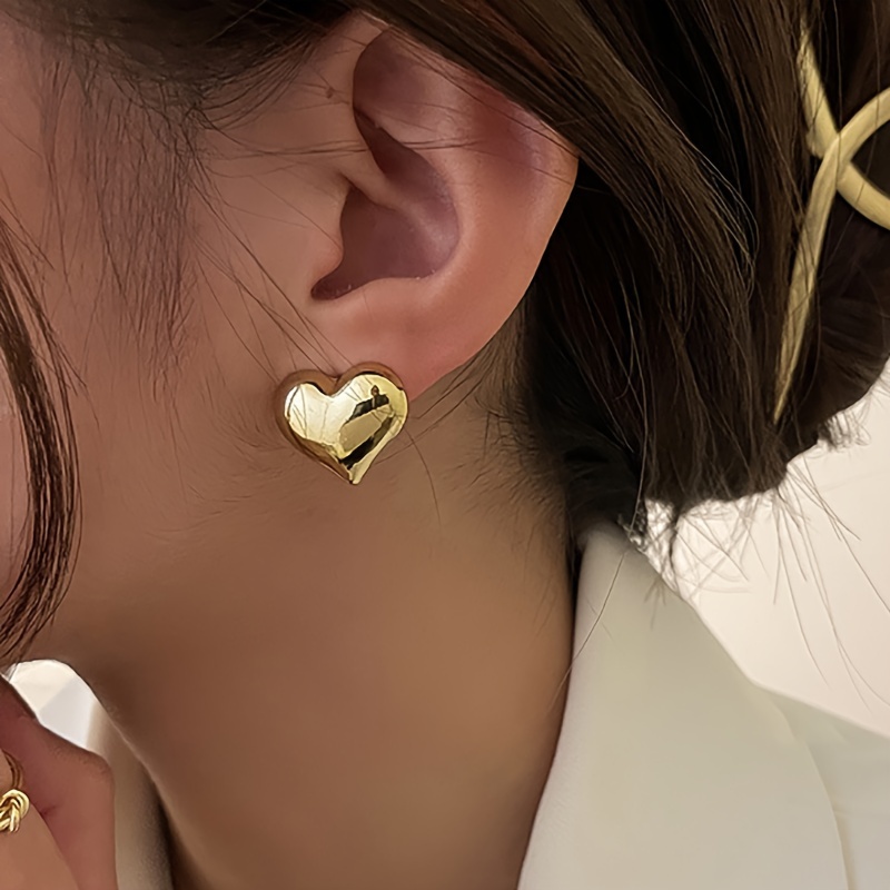 

A Pair Of Simple Metal Love Earrings With Elegant Design, - Peach Heart Earrings, High-end And Fashionable Ear Ornaments