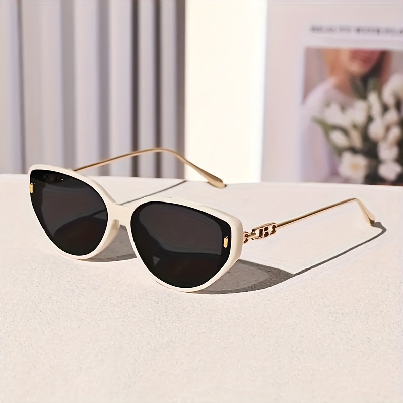 A Pair Of Metal-framed Spectacles, Vintage And Minimalist In Style, Featuring A Fashionable Side Design. Suitable For Everyday Wear, Parties, And Festive Occasions, Making Them An Ideal Gift