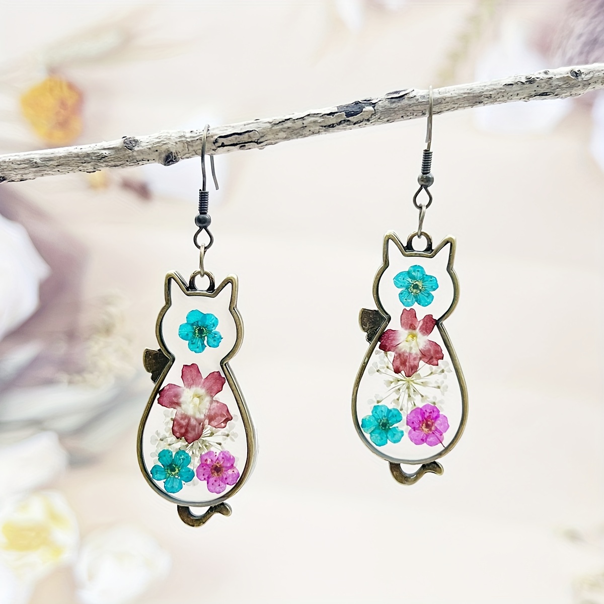 

Vintage Style Cat Earrings With Pressed Flowers - Boho Nautical Fashion Animal Drop Dangle Earrings, Alloy & Iron Ear Wire, No Plating, Handcrafted Mosaic Floral Design, Daily & Vacation Accessory