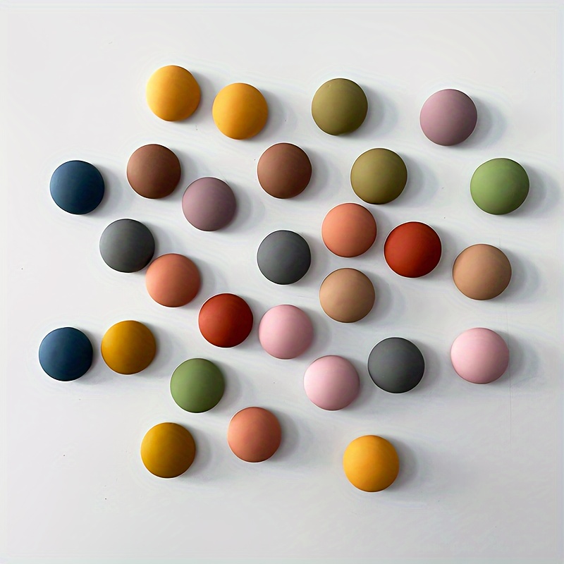 Set mit 10 mattierten Magnet-Mo-Landi-Rund-Klebe-Tafel-Lochplatten für Fotos, einfache Kühlschrankmagnete: retailer-supplied image